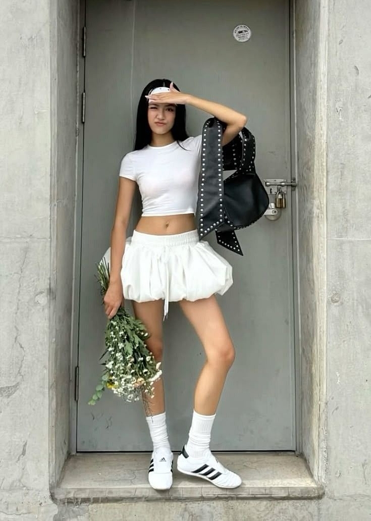 Váy đám mây tiếp tục nằm trong danh sách trang phục được ưa chuộng. Thiết kế có độ phồng ở gấu, giúp toát lên vẻ dễ thương, được nhiều bạn trẻ lựa chọn.