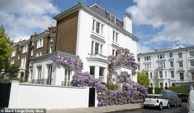 Ngôi nhà ở góc đường Kensington High Street sở hữu dàn hoa tử đằng đang nở rộ nhất London. Ảnh: MarkLarge/Dailymail