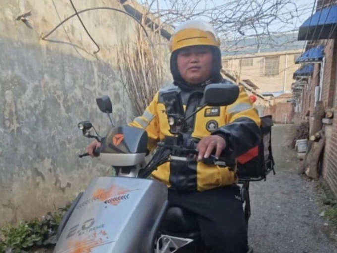 Zhang Yu, 26 tuổi, dùng xe máy điện để đi giao hàng khắp thị trấn Mã Lăng Sơn, tỉnh Giang Tô, từ năm 2023. Ảnh: @Zhang Yu/Nanfengchuang