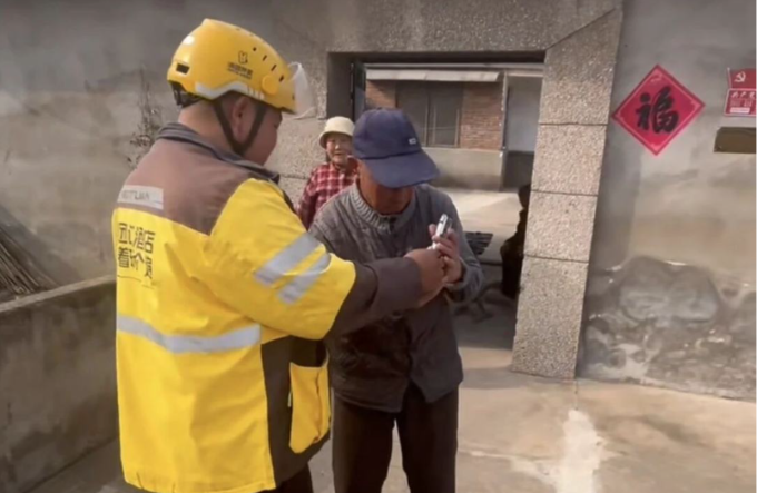 Zhang Yu, 26 tuổi, giao hàng cho người dân ở thị trấn Mã Lăng Sơn, tỉnh Giang Tô, đầu năm 2026. Ảnh: @Zhang Yu/Nanfengchuang