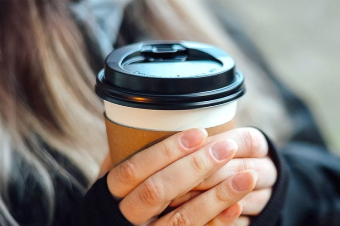Cốc cà phê mang đi được thiết kế có hai lỗ đối xứng, nhằm giúp trải nghiệm uống an toàn và mượt mà. Ảnh: Readers Digest.