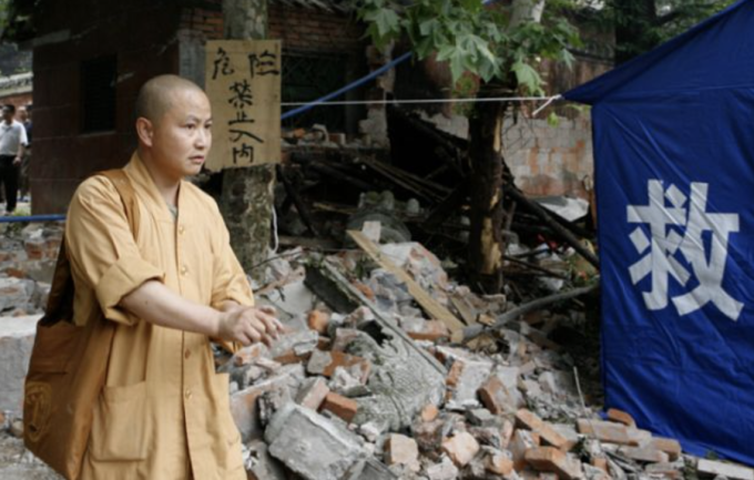 Sư thầy Suquan biến ngôi chùa thanh tịnh thành nơi lánh nạn cho các sản phụ, trẻ nhỏ sau trận động đất 8.0 độ Richter tại Vấn Xuyên năm 2008. Ảnh: 163.com