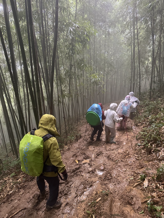 Một đoàn khách leo núi Ky Quan San, ở Lào Cai, cao hơn 3000 m, năm 2026. Ảnh: Quang Hải