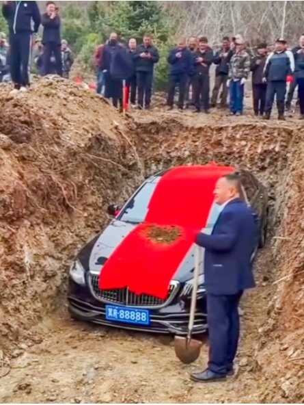 Người đàn ông chôn cất chiếc xe theo người chết. Ảnh: bilibili.com