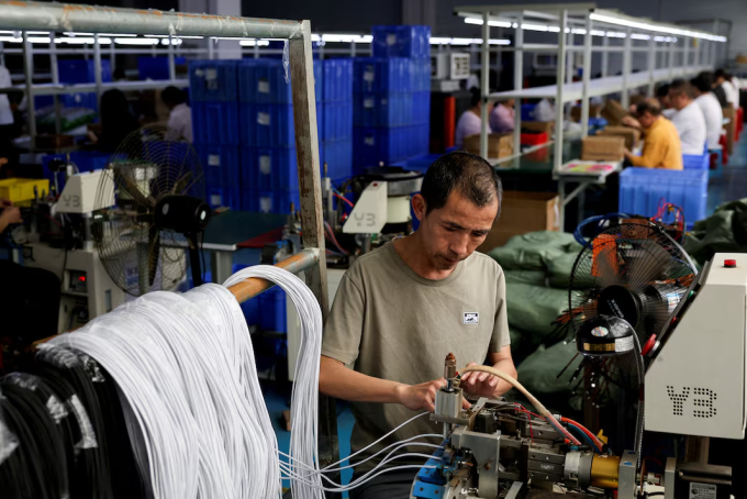 Công nhân trong một nhà máy ở Trung Quốc tháng 4/2026. Ảnh: Reuters