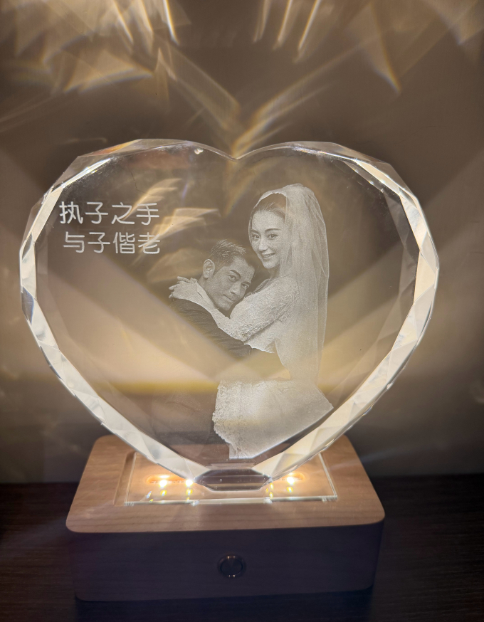 Phương Viên tặng chồng thủy tinh trang trí dịp kỷ niệm ngày cưới. Phú Thành hoạt động giải trí 40 năm, được mệnh danh một trong Tứ đại thiên vương làng giải trí Hoa ngữ nhờ thành tựu nổi bật ở các lĩnh vực âm nhạc, phim ảnh. Ảnh: Weibo