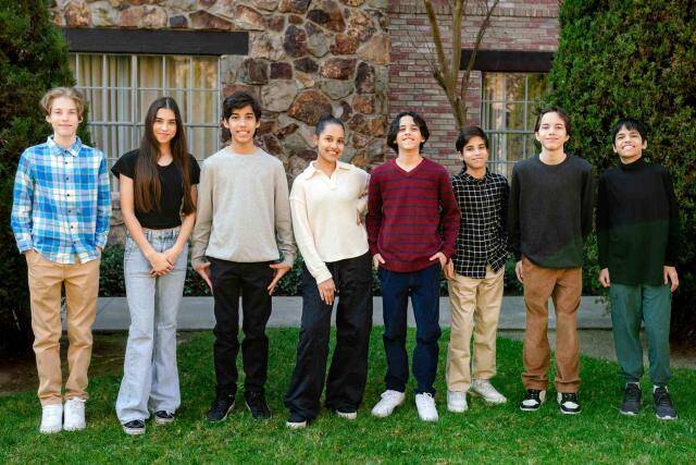 Những đứa trẻ nay đã 17 tuổi, khoẻ mạnh, ngoại hình sáng và ngoan ngoãn.