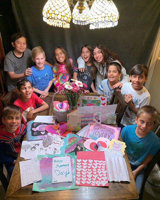 Đã sinh 6 con, người mẹ lại tiếp tục mang thai 8 bé cùng lúc, ngoại hình những đứa trẻ khi 17 tuổi mới bất ngờ - 6