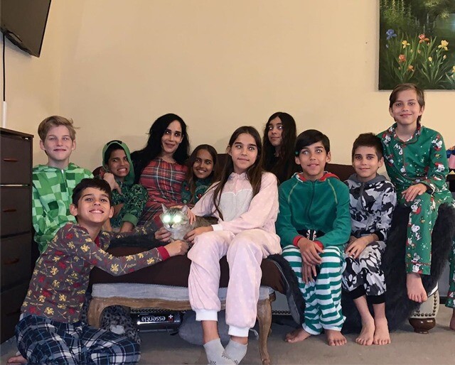 Người mẹ làm đủ nghề để nuôi con và thường rơi vào tình trạng suy kiệt về sức khoẻ lẫn tinh thần.