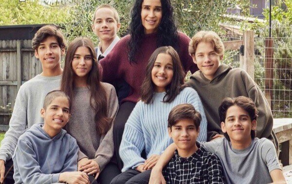 Đã sinh 6 con, người mẹ lại tiếp tục mang thai 8 bé cùng lúc, ngoại hình những đứa trẻ khi 17 tuổi mới bất ngờ - 10