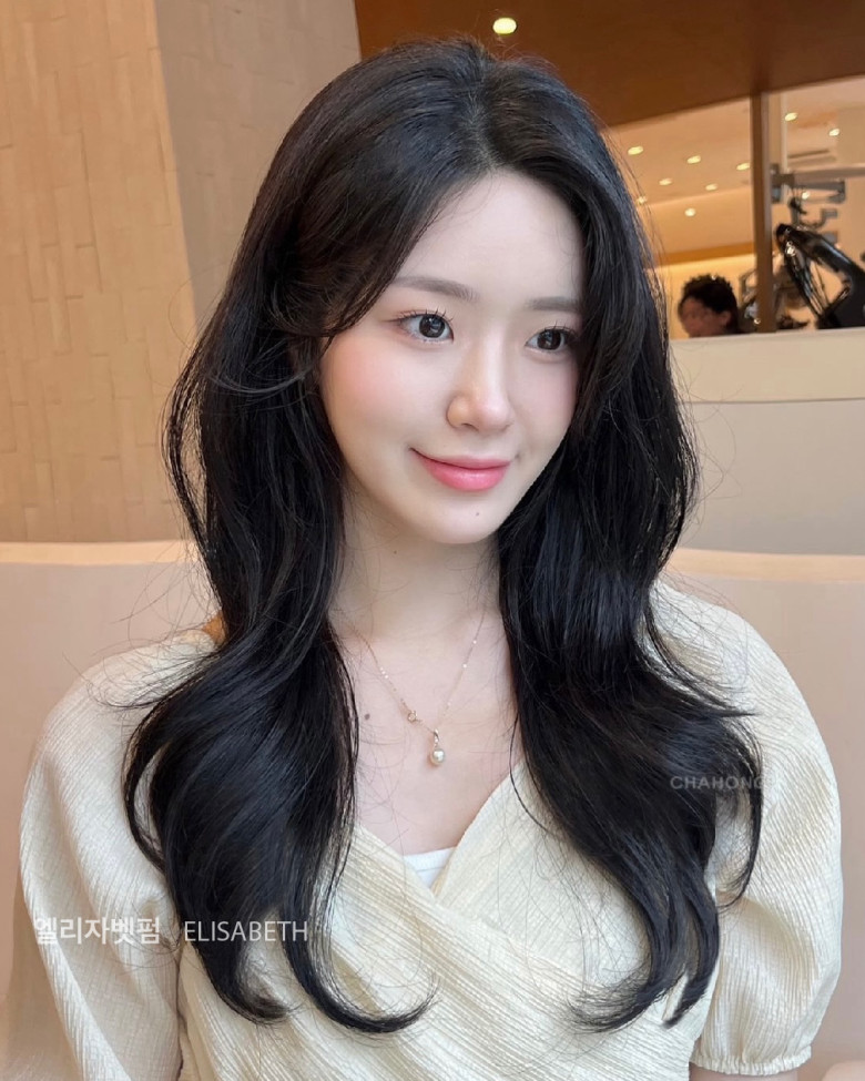 Thay vì “lột xác” bằng màu nhuộm táo bạo, phụ nữ 40+ ngày càng chú trọng nuôi dưỡng độ phồng, độ bóng có khả năng nâng tầm diện mạo một cách rõ rệt.