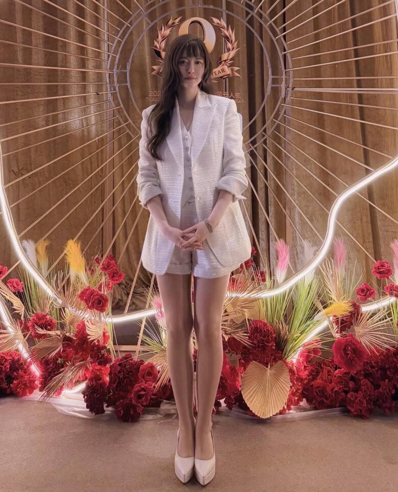 Một trong những bí quyết gây chú ý của Goo Hye Sun là ăn kẹo mút khi đói đêm. Thay vì ăn khuya nhiều calo, cô chọn kẹo chỉ khoảng 45 calo để giảm cảm giác thèm, giúp kiểm soát lượng ăn và dễ dàng duy trì chế độ giảm cân.