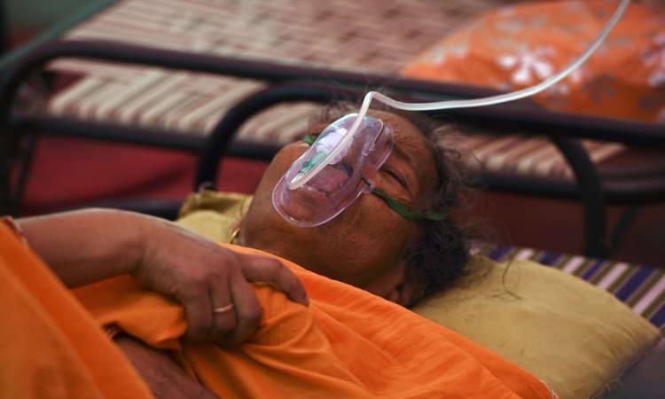 Bệnh nhân Covid-19 thở oxy bên ngoài đền Gurdwara, Ghaziabad, Ấn Độ, hôm 4/5. Ảnh: AFP.