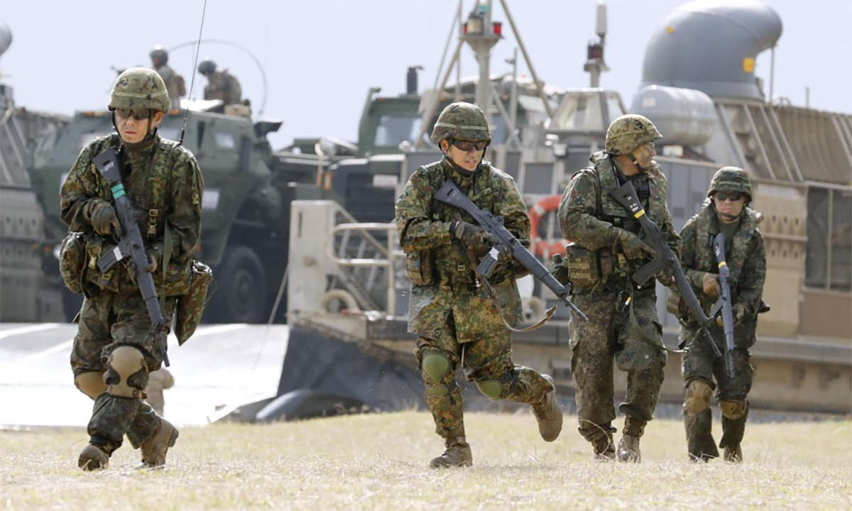 Binh sĩ Lực lượng Phòng vệ Mặt đất Nhật Bản diễn tập đổ bộ đường biển với thủy quân lục chiến Mỹ tại Okinawa tháng 2/2020. Ảnh: Kyodo.