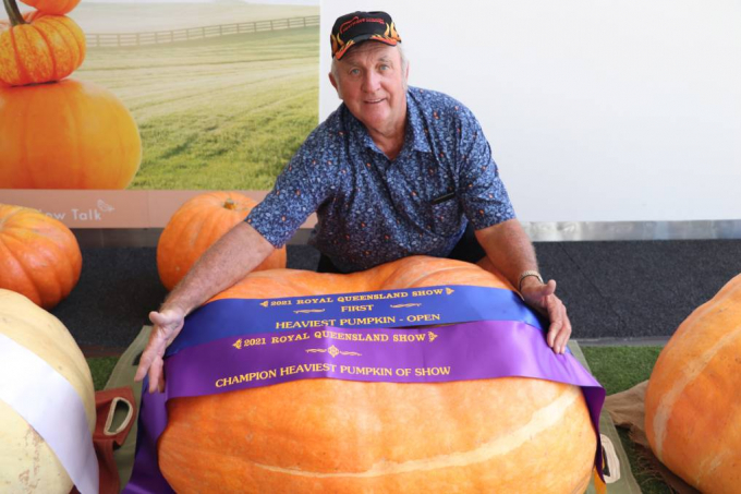 Geoff Frohloff cùng 'vua bí ngô' 196kg đạt danh hiệu cao nhất tại Cuộc thi Bí ngô khổng lồ do Royal Queensland Show tổ chức.