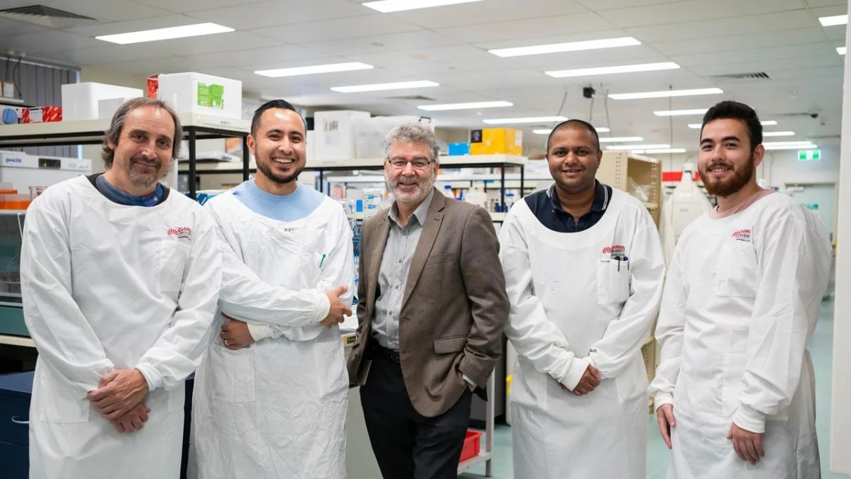 Giáo sư Nigel McMillan (giữa) và các đồng nghiệp tại Viện Y học Menzies, bang Queensland, Australia. Ảnh: The Australian