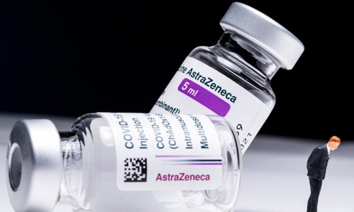 Các lọ vaccine Covid-19 của AstraZeneca tại một điểm trưng bày ở Paris, Pháp tháng 3/2021. Ảnh: AFP.
