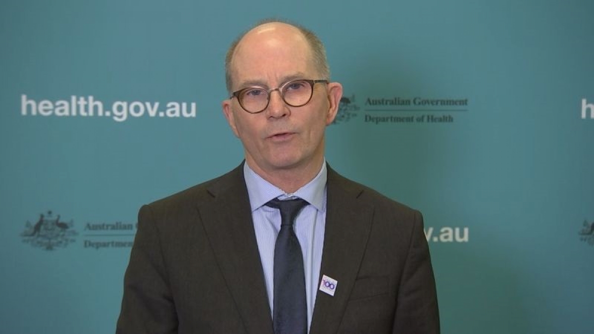 Giáo sư Paul Kelly, Giám đốc Y tế Australia cho biết nhiều biện pháp khuyến khích người dân đi tiêm vaccine Covid-19 đang được xem xét. Ảnh 9News.