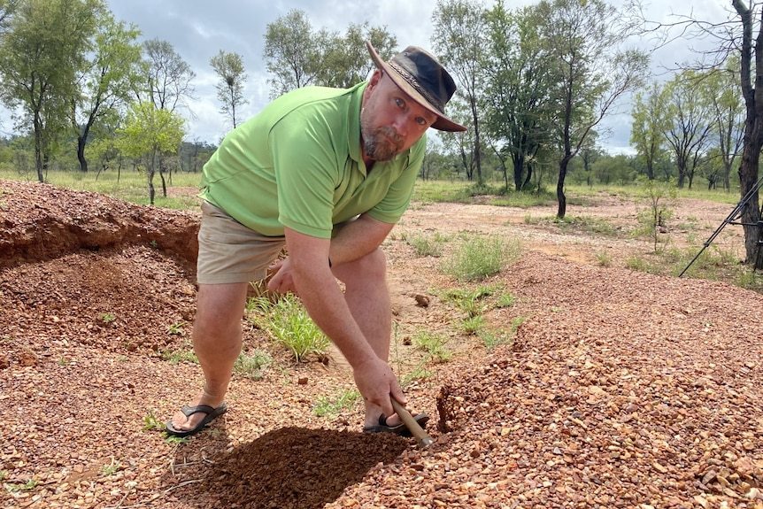 Hành trình tìm đá quý ở vùng hẻo lánh Australia