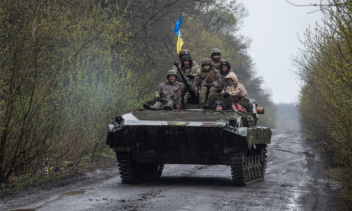 Binh sĩ Ukraine trên xe thiết giáp tại một địa điểm không được tiết lộ trong ảnh công bố ngày 19/4. Ảnh: Reuters.