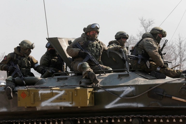 Quân Nga trên một chiếc xe tăng ở thành phố Mariupol, Ukraine hồi tháng 3. Ảnh: Reuters.