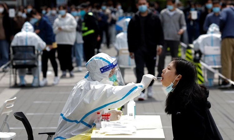 Nhân viên y tế lấy mẫu xét nghiệm Covid-19 cho một người dân ở Bắc Kinh hôm 28/4. Ảnh: Reuters.