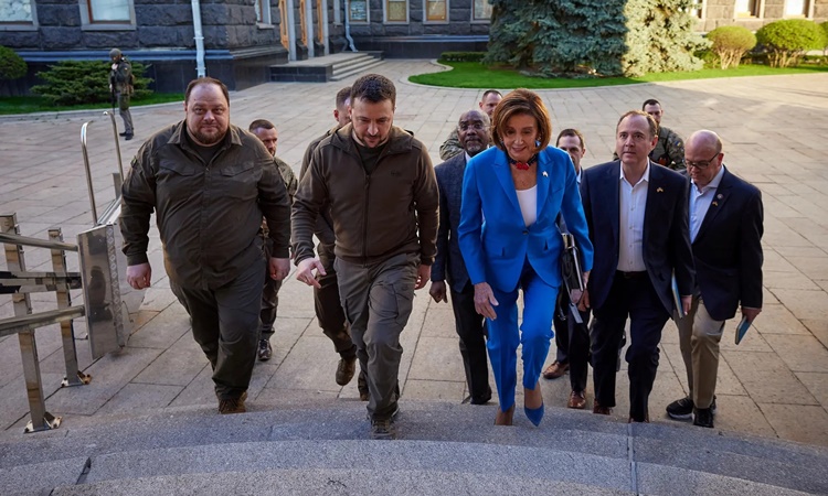 Chủ tịch Hạ viện Mỹ Nancy Pelosi (vest xanh da trời) và Tổng thống Ukraine Volodymyr Zelensky (hàng đầu, thứ hai từ trái sang), tại Kiev ngày 30/4. Ảnh: Reuters.