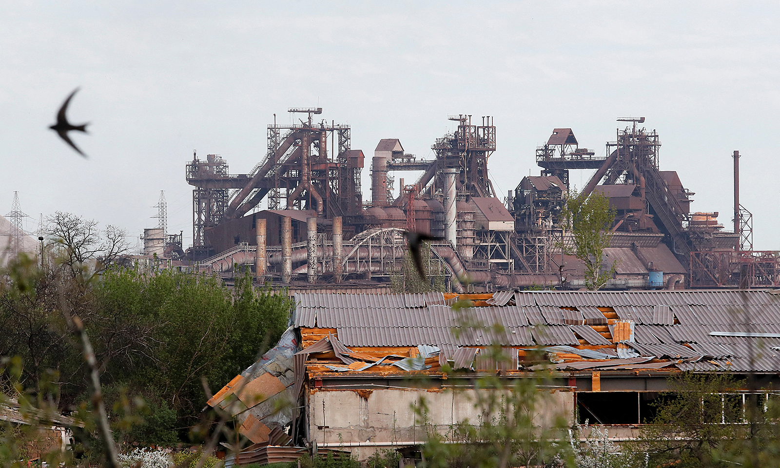 Nhà máy thép Azovstal tại thành phố Mariupol, Ukraine hôm 29/4. Ảnh: Reuters.