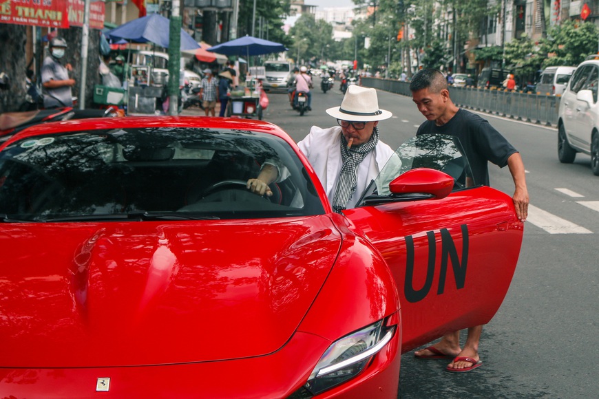 Ông Đặng Lê Nguyên Vũ là chủ nhân của siêu xe Ferrari Roma màu đỏ độc nhất Việt Nam, giá khoảng 20 tỷ đồng - Ảnh 1.