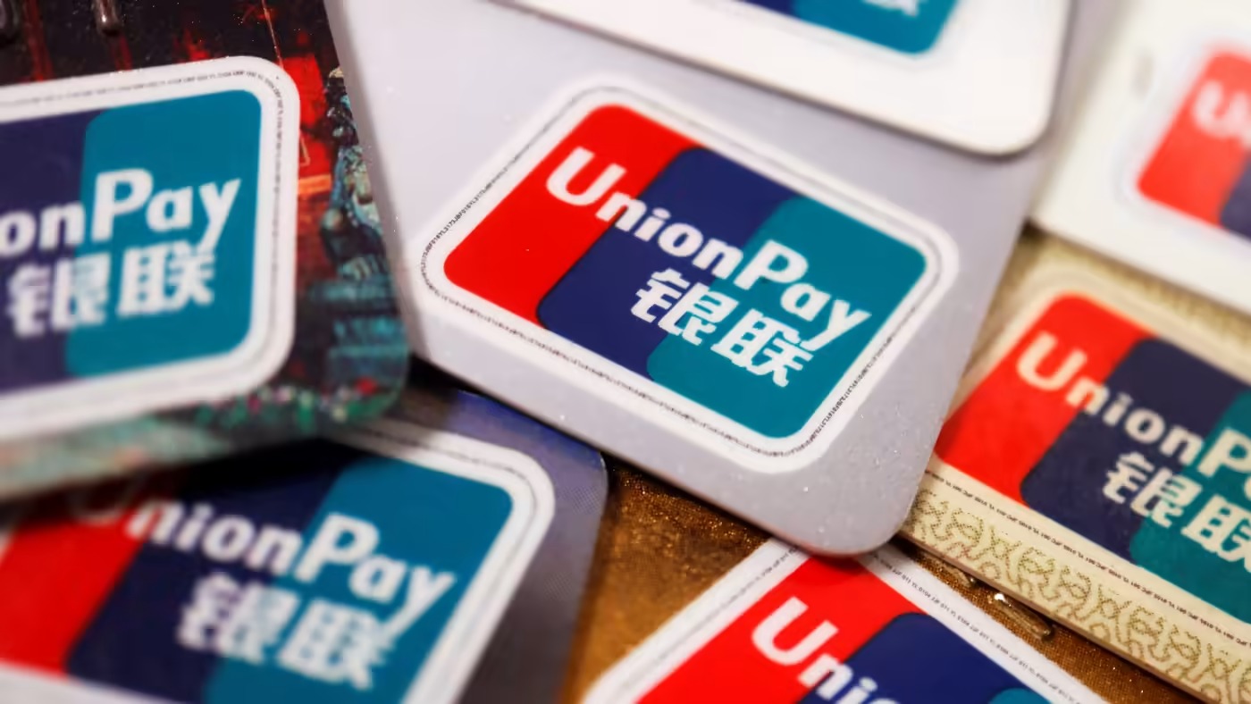 Các thẻ do UnionPay phát hành. Ảnh: Reuters