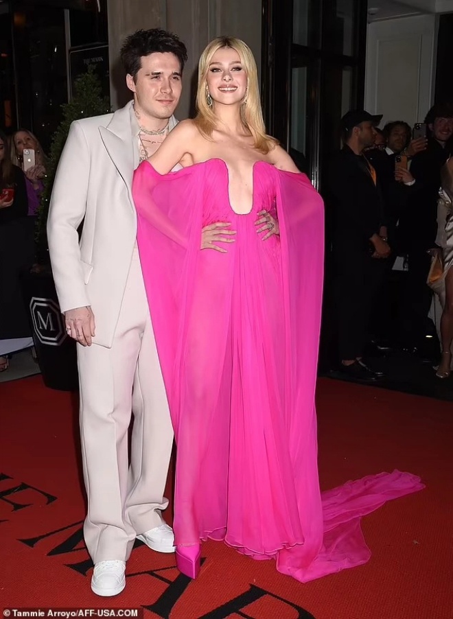 Mới cưới, con dâu Beckham đã mặc váy xẻ táo bạo, mẹ chồng Victoria cũng chưa sexy đến vậy - 1