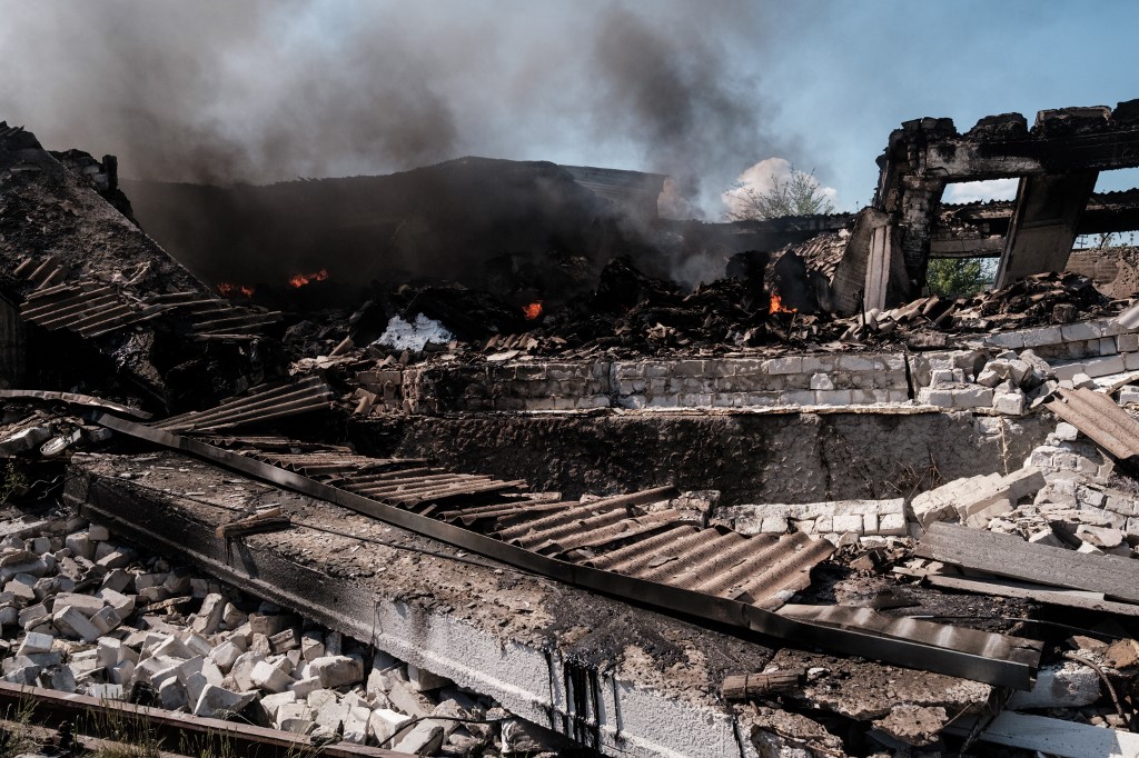 Một nhà kho trúng pháo kích ở Severodonetsk, miền đông Ukraine hôm nay. Ảnh: AFP.
