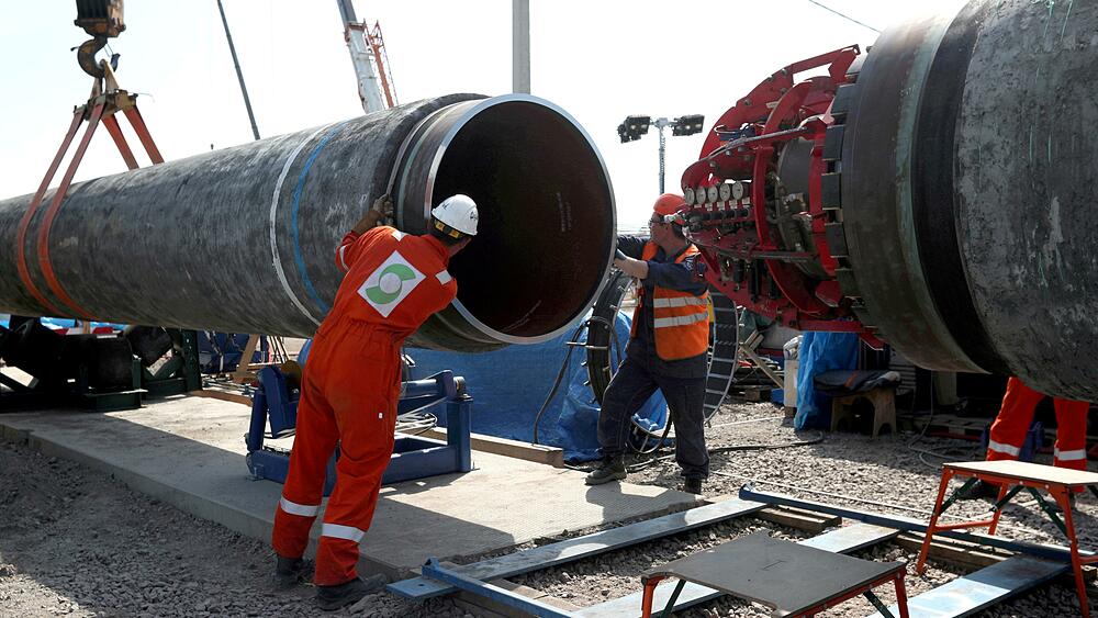Công nhân tại điểm lắp đặt đường ống ở Kingisepp, vùng Leningrad, Nga năm ngoái cho dự án Nord Stream 2 với Đức. Ảnh: Reuters.