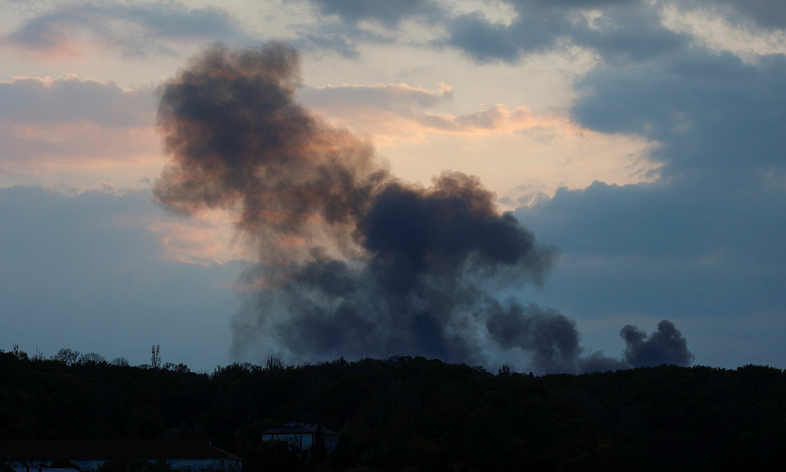Khói đen bốc lên sau vụ không kích ở Lviv, phía tây Ukraine hôm 3/5. Ảnh: Reuters.
