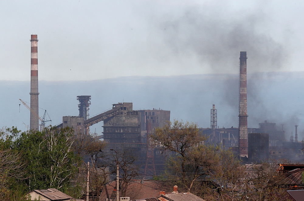 Khói bốc lên từ nhà máy thép Azovstal ở thành phố Mariupol, miền nam Ukraine hôm 3/5. Ảnh: Reuters.