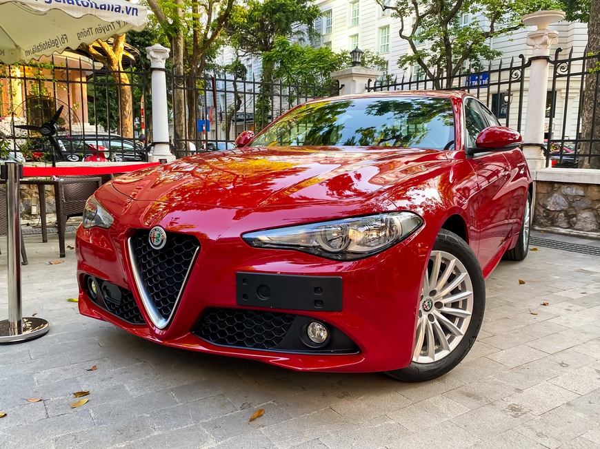 Alfa Romeo Giulia đầu tiên xuất hiện tại Việt Nam: Kiểu dáng mới lạ, ngang cỡ Mercedes C-Class và BMW 3-Series - Ảnh 1.