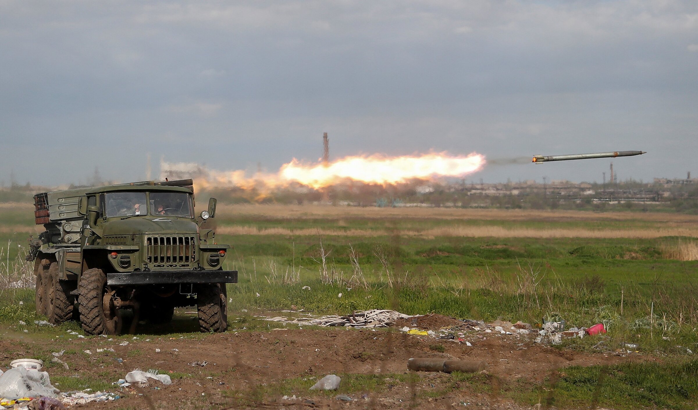 Lực lượng Nga khai hỏa pháo phản lực BM-21 Grad gần nhà máy thép Azovstal ở thành phố Mariupol thuộc tỉnh Donetsk ngày 2/5. Ảnh: Reuters.