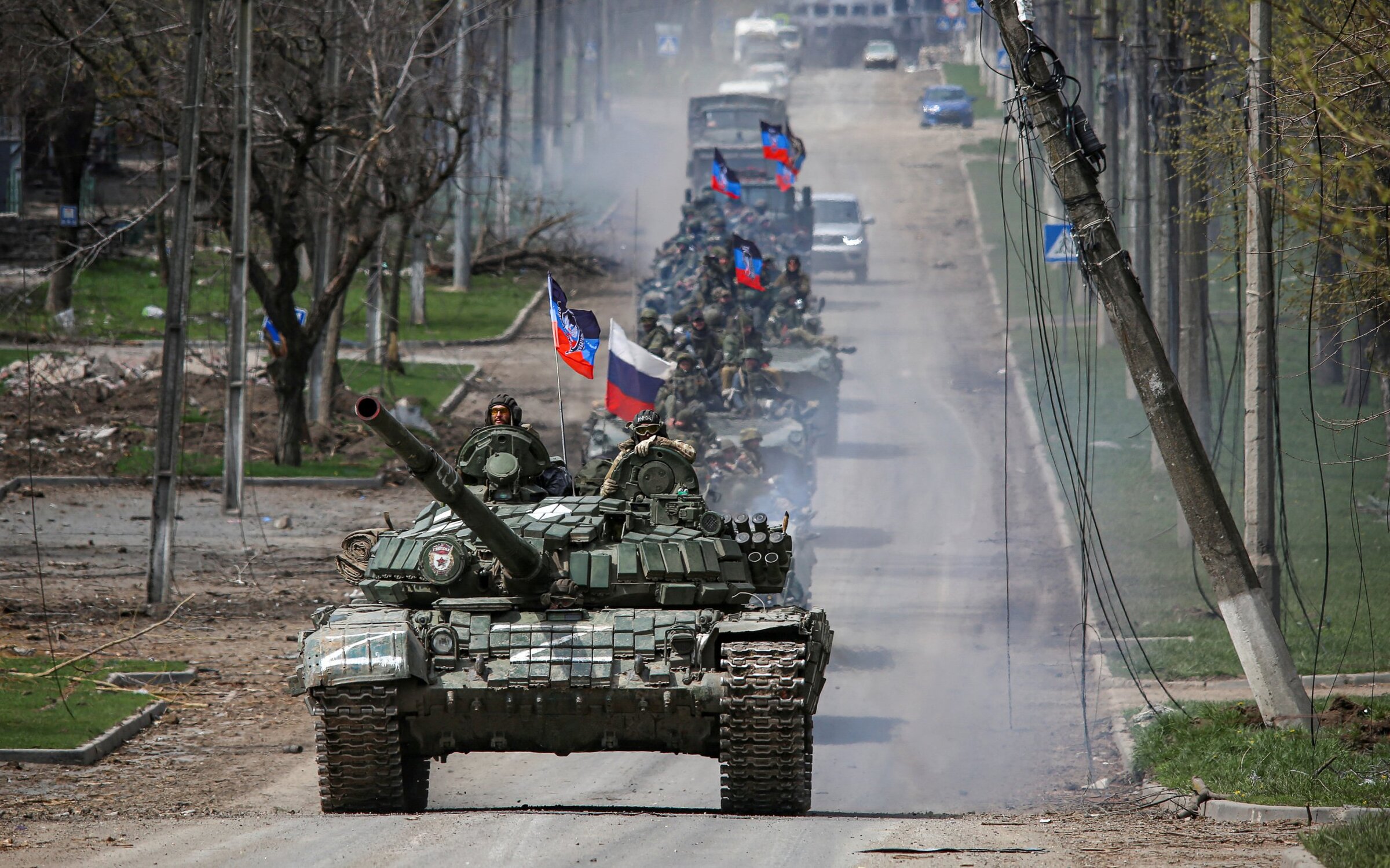 Xe tăng và thiết giáp của lực lượng ly khai thân Nga di chuyển trên đường phố Mariupol, phía đông Ukraine vào giữa tháng 4. Ảnh: Reuters.