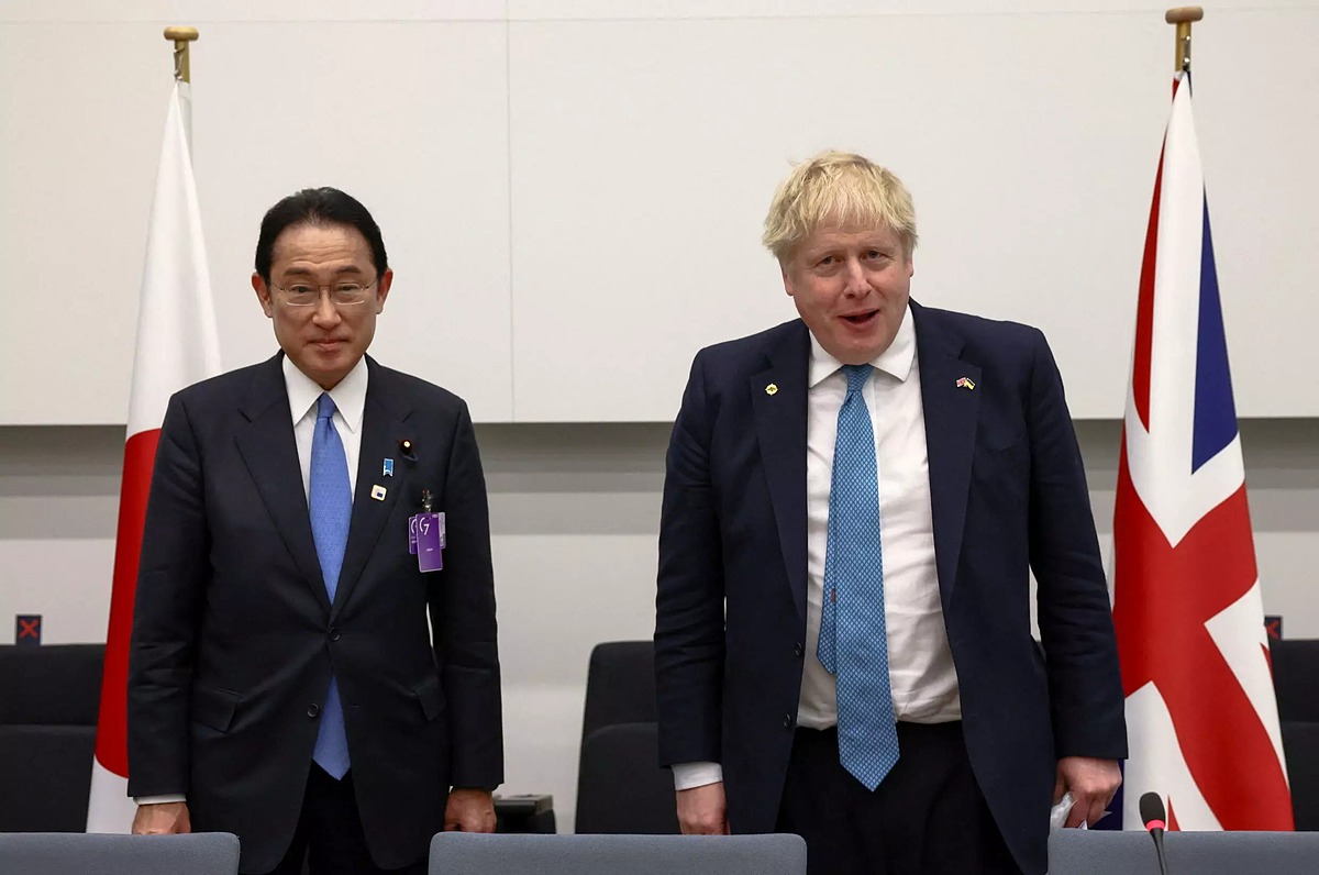 Thủ tướng Nhật Bản Fumio Kishida và Thủ tướng Anh Boris Johnson trong cuộc gặp tại trụ sở NATO ở Brussels, Bỉ, hồi tháng 3. Ảnh: AFP