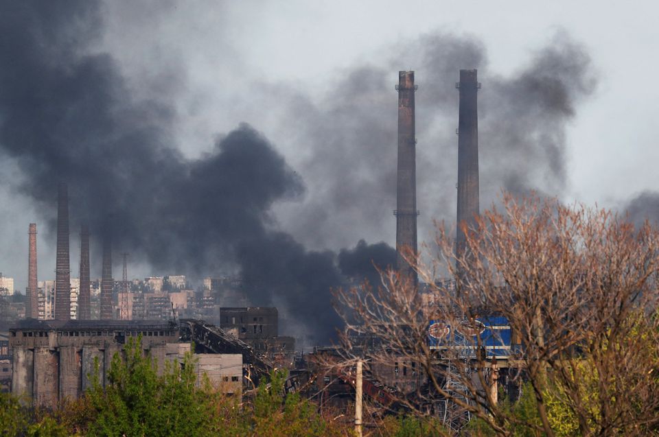 Khói đen bốc lên từ khu vực nhà máy Azovstal ở Mariupol, Ukraine, hôm 2/5. Ảnh: Reuters.