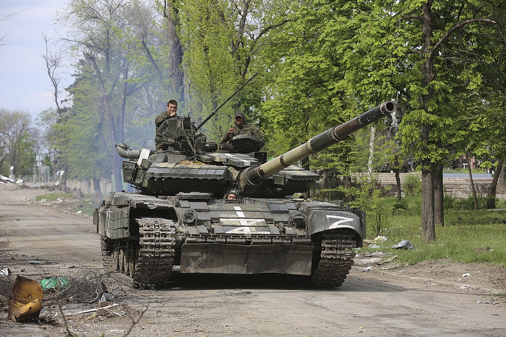 Xe tăng của dân quân Cộng hòa Nhân dân Donetsk tự xưng tại thành phố Mariupol, miền đông Ukraine hôm 4/5. Ảnh: AP.