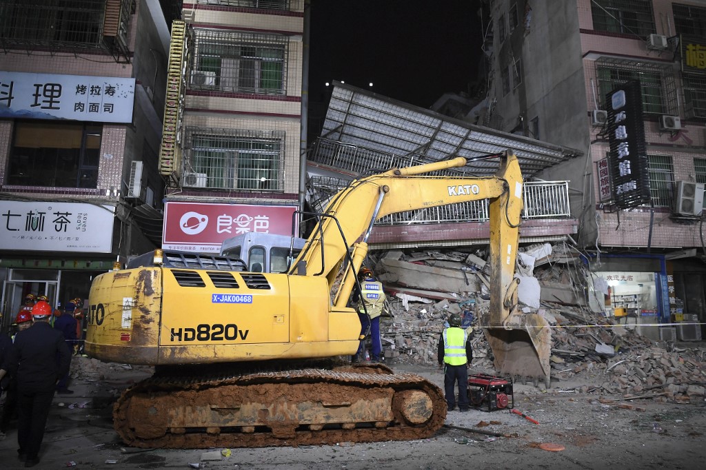 lực lượng cứu hộ làm việc tại hiện trường tòa nhà bị sập ở thành phố Trường Sa, tỉnh Hồ Nam, Trung Quốc hôm 29/4. Ảnh: AFP.