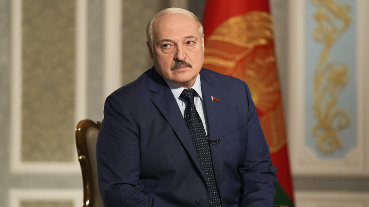 Tổng thống Belarus Alexander Lukashenko trong cuộc phỏng vấn với hãng AP hôm 5/5. Ảnh: AP.