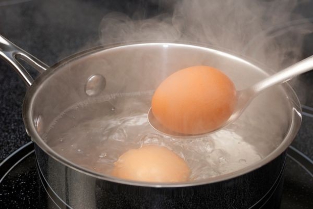 Trứng sau khi luộc có màng xanh hoặc lòng đỏ chuyển xanh đen ăn vào ung thư? bác sĩ dạy bạn 2 cách ăn trứng bổ dưỡng và an toàn nhất - Ảnh 4.