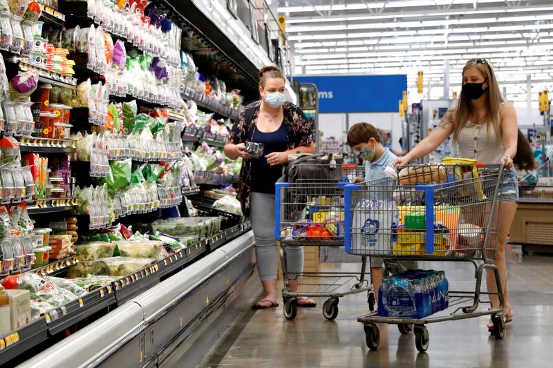 Người Mỹ mua sắm trong một siêu thị ở Pennsylvania. Ảnh: Reuters