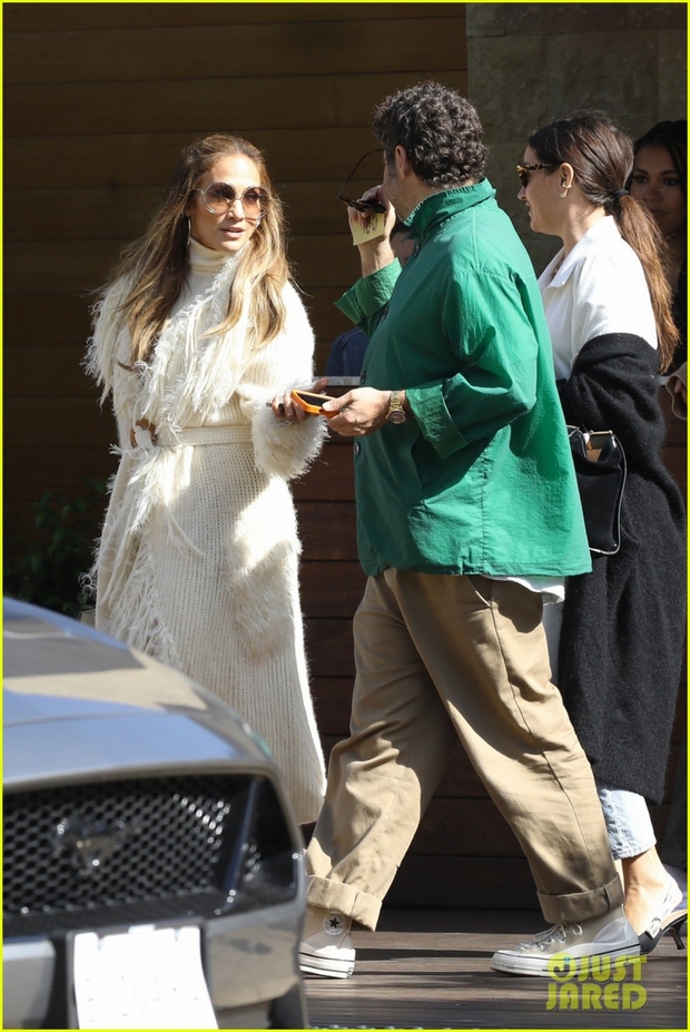 Vắng tình trẻ, Jennifer Lopez sang chảnh đi ăn trưa cùng bạn bè - Ảnh 2.