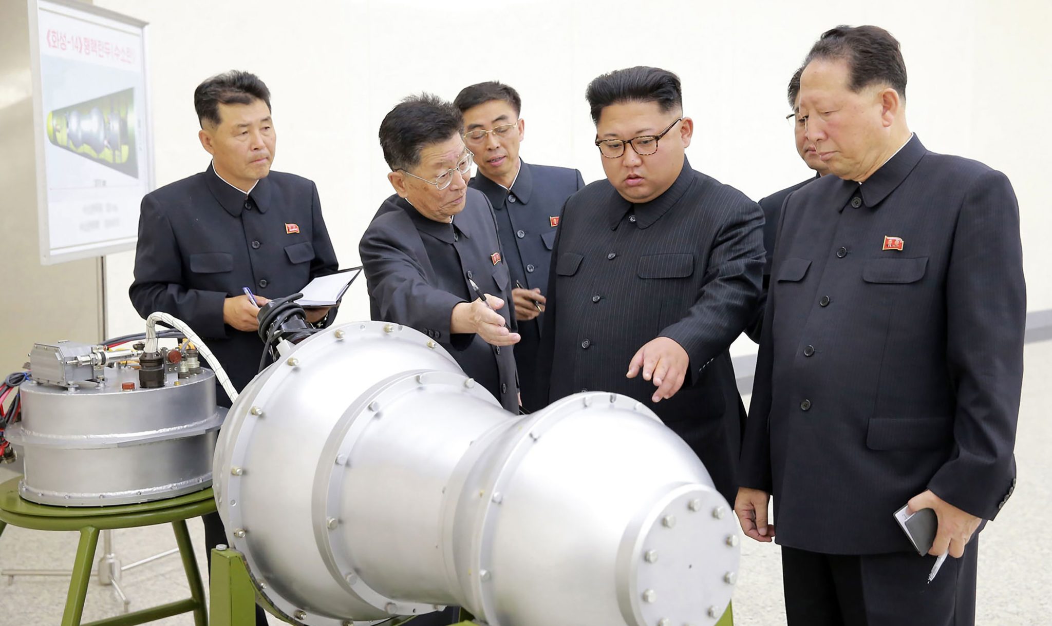 Lãnh đạo Triều Tiên Kim Jong-un gặp gỡ các nhà khoa học và chuyên gia kỹ thuật hạt nhân trong hình ảnh được truyền thông Triều Tiên công bố vào tháng 9/2017. Ảnh: AFP.