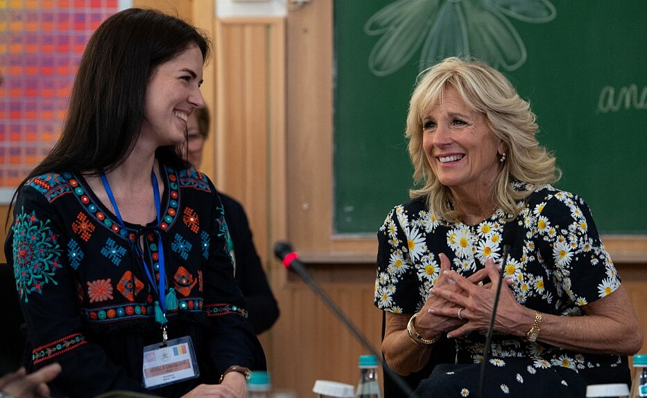 Đệ nhất phu nhân Mỹ Jill Biden (phải) lắng nghe chia sẻ của người tị nạn Ukraine tại Romania ngày 7/5. Ảnh: AFP.