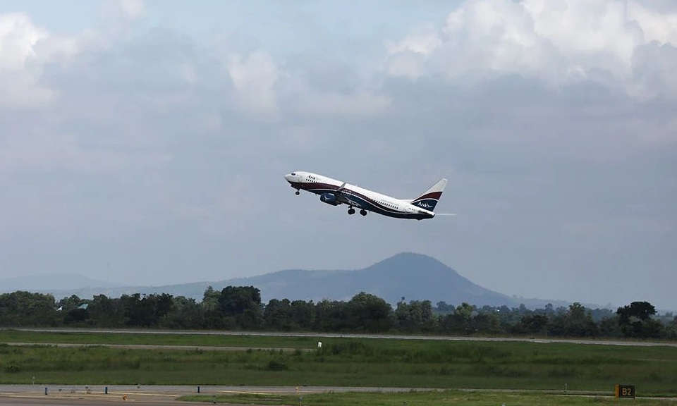 Một máy bay của hãng Arik cất cánh từ sân bay Nnamdi Azikiwe ở thủ đô Abuja, Nigeria hồi tháng 7/2020. Ảnh: Reuters.
