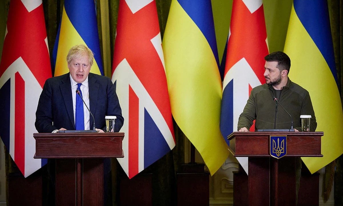 Thủ tướng Anh Boris Johnson (trái) và Tổng thống Ukraine Volodymyr Zelensky họp báo tại Kiev, Ukraine hôm 9/4. Ảnh: Reuters.